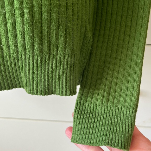 Chic Green Ribbed V-Neck Sweater - Picture 4 of 7